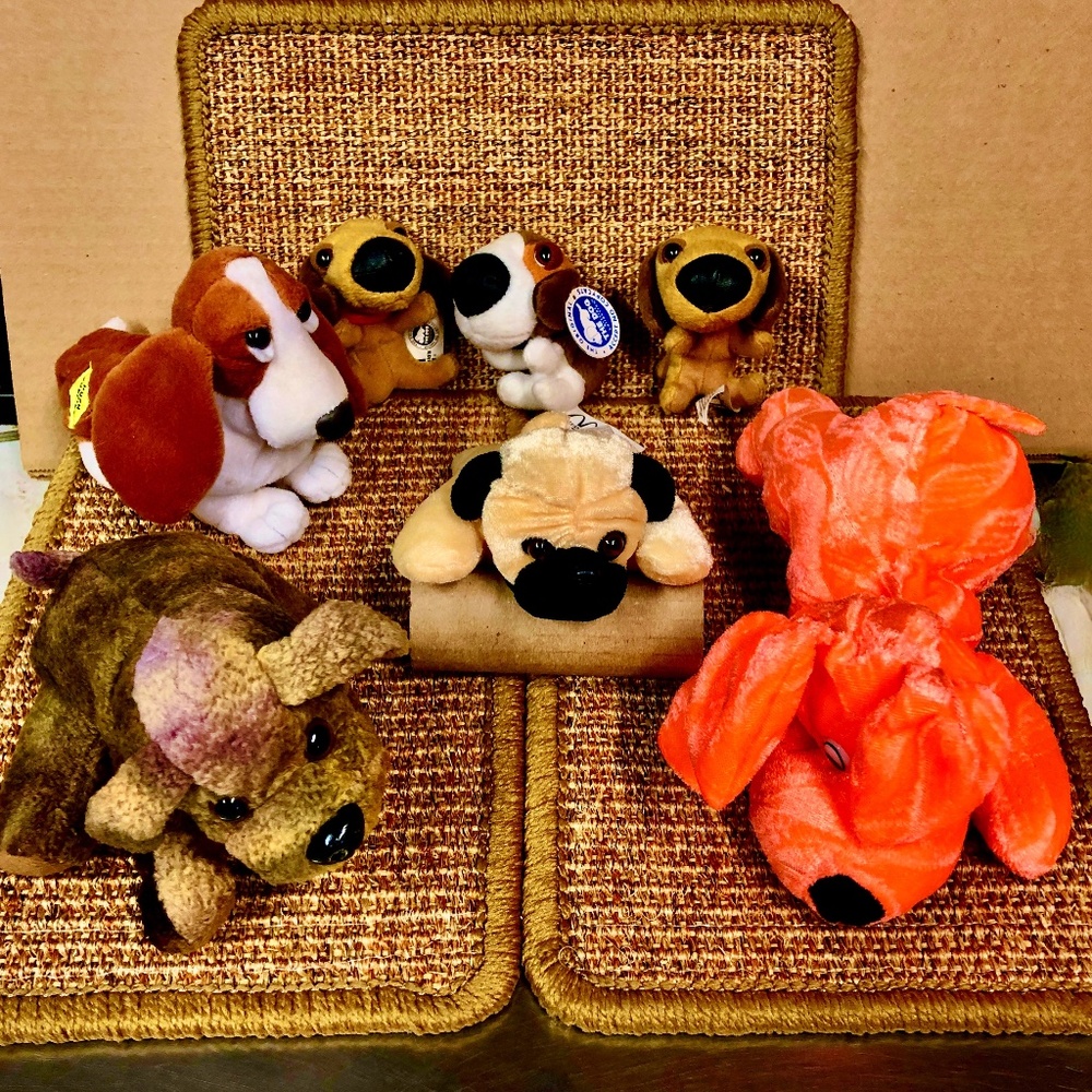 Lot / 7 Plush Dog, Dachshund, Beagle, Pug, Basset Hound, Bones, Hush Puppies